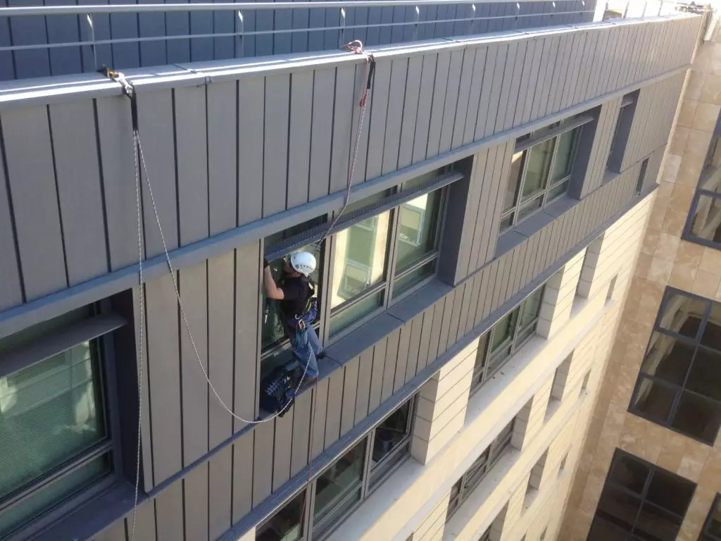 homme entrain de dépigeonner sur un toit en Ile de France