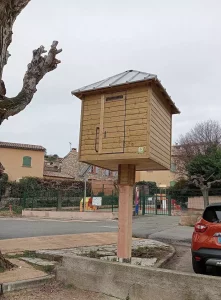 Photo d'une ville avec un pigeonnier contraceptif pour aider au dépigeonnage en Ile de France
