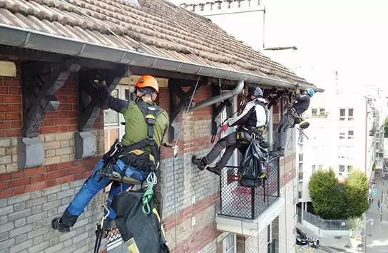 Ouvrirer qui installent sur un toit