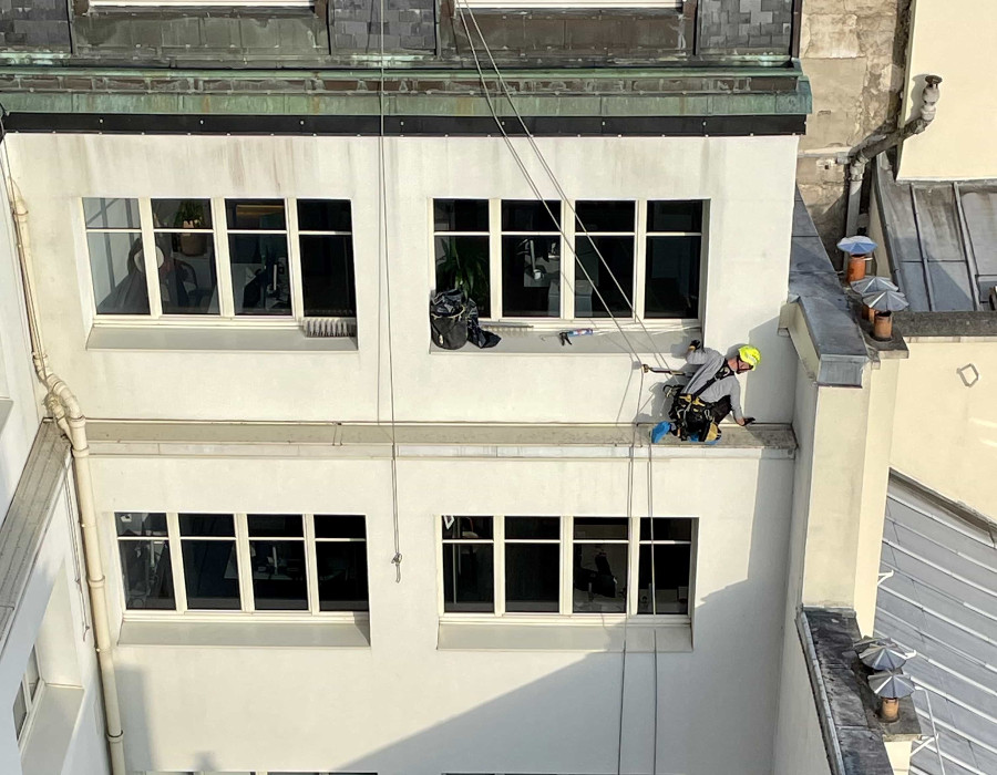 pose pics anti pigeons homme casque jaune