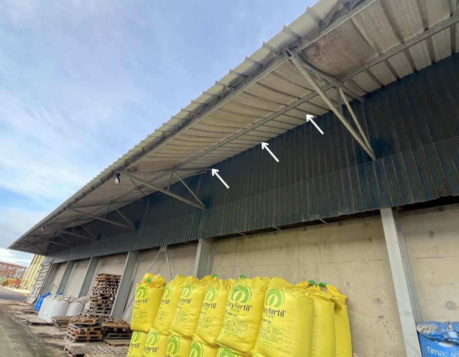 filet anti pigeons posé sous auvent hangar